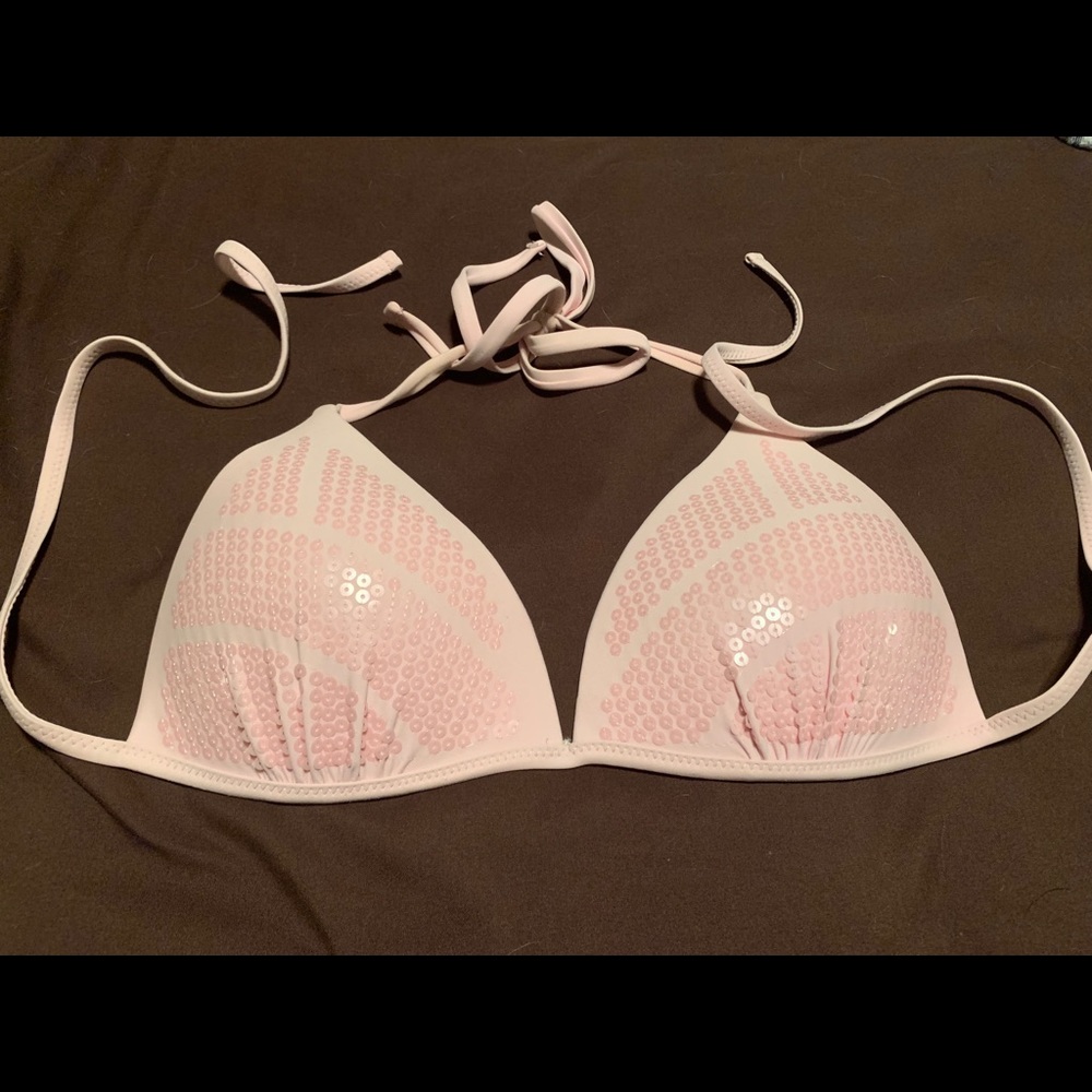 Bathing suit top light padding worn 3 times